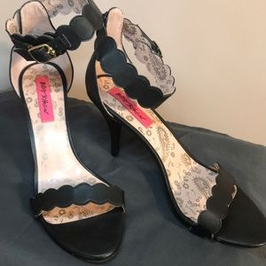 Betsy Johnson kitty heel with scallop strap